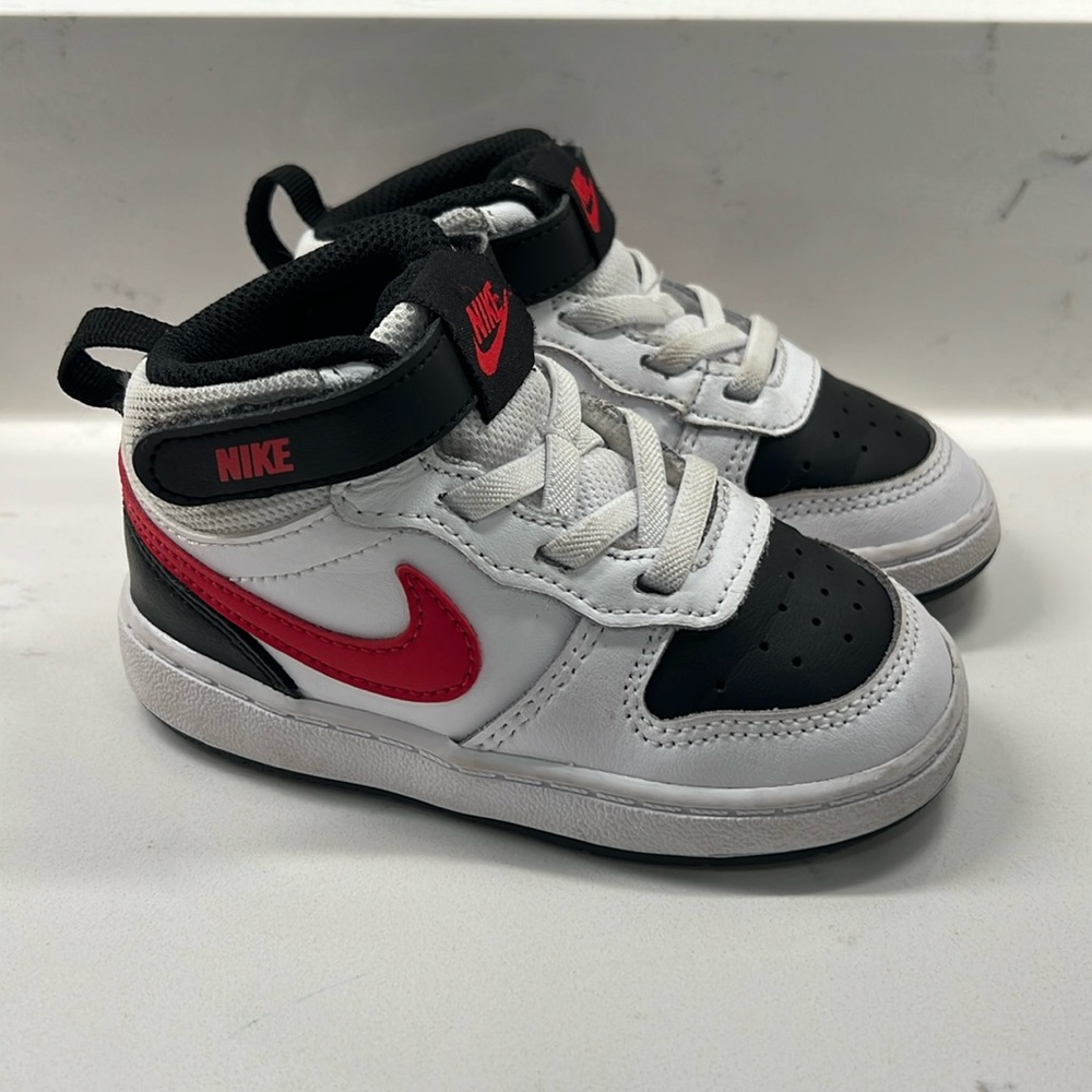 Nike court borough mid child sz 7c